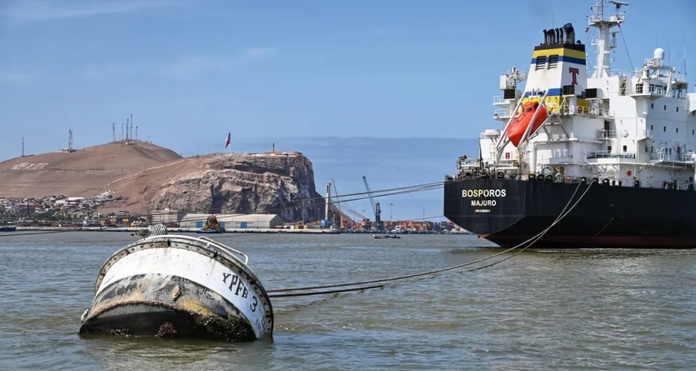 Buque tanque Sky Rider con combustible importado en la Terminal Marítima Sica Sica, administrada por YPFB en el puerto de  Arica. Foto: YPFB