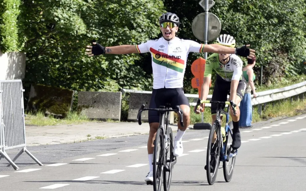 El ciclista boliviano cruza la meta como ganador. Foto: Philippe Seys