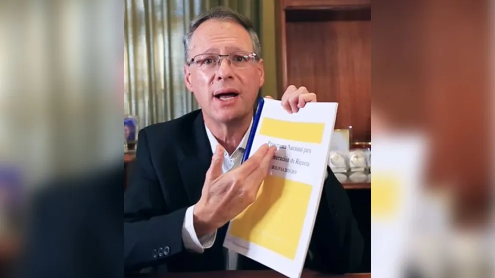 Dunn, durante su mensaje difundido en Facebook. Foto: Captura de video