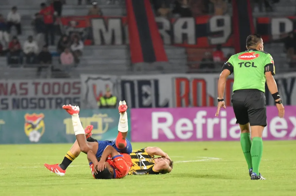 Andrés Guillermo y Tobïas Moriceau yacen en el piso luego de chocar sus cabezas. Foto: APG.