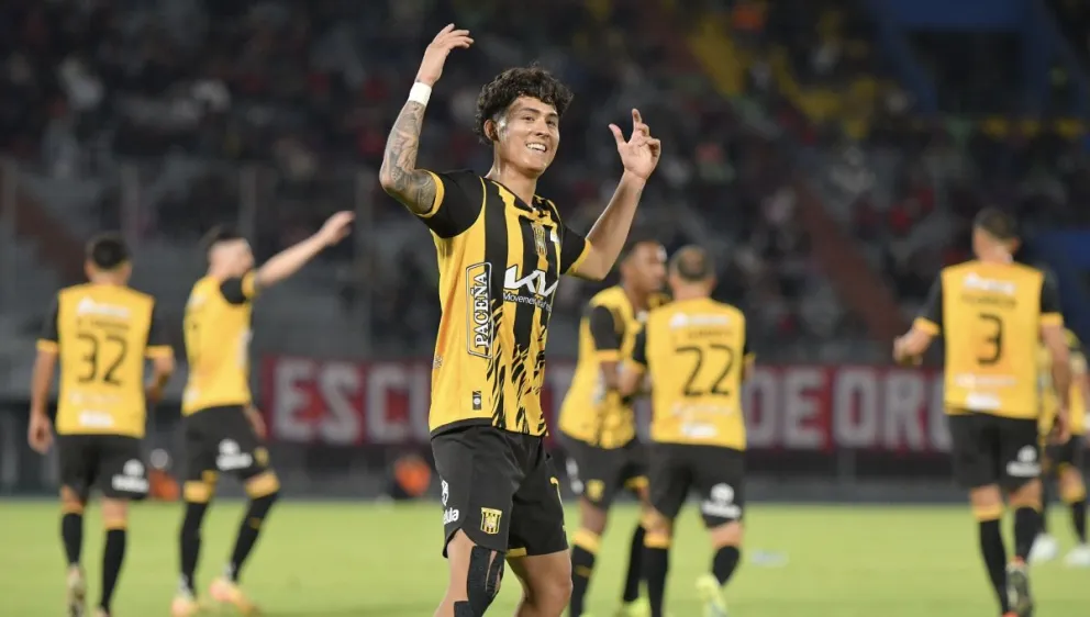 Gabriel Sotomayor dedica su gol a la hinchada atigrada. Atrás sus compañeros también festejan. Foto: APG.