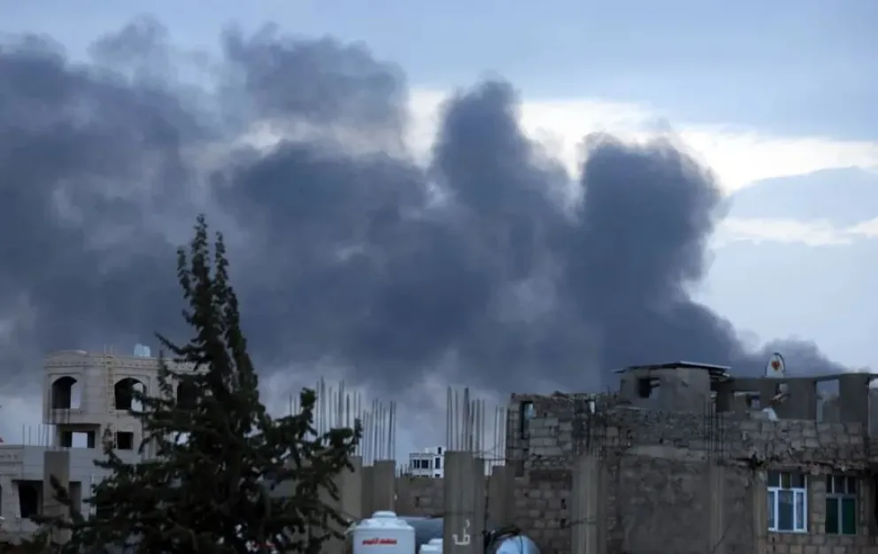 Humo sobre edificios de Saná tras un ataque israelí, en una imagen de archivo. Foto: EFE