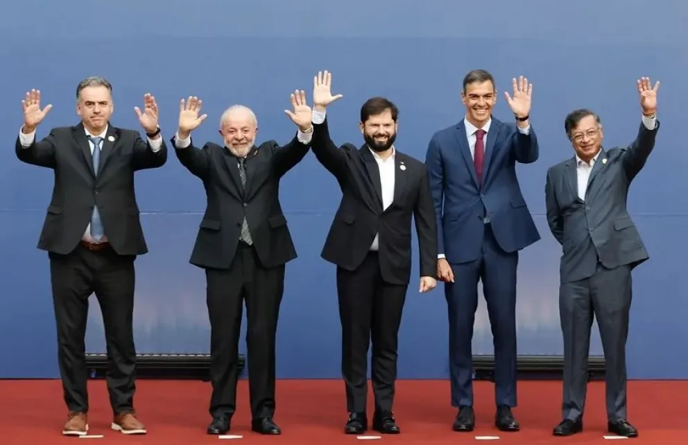 Los mandatarios de Uruguay, Brasil, Chile España y Colombia este lunes en el Palacio de La Moneda. Foto: EFE