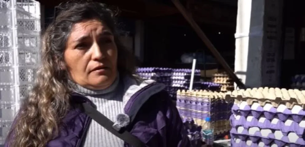 Una vendedora de huevos en un mercado de Chile. Foto: Captura de video