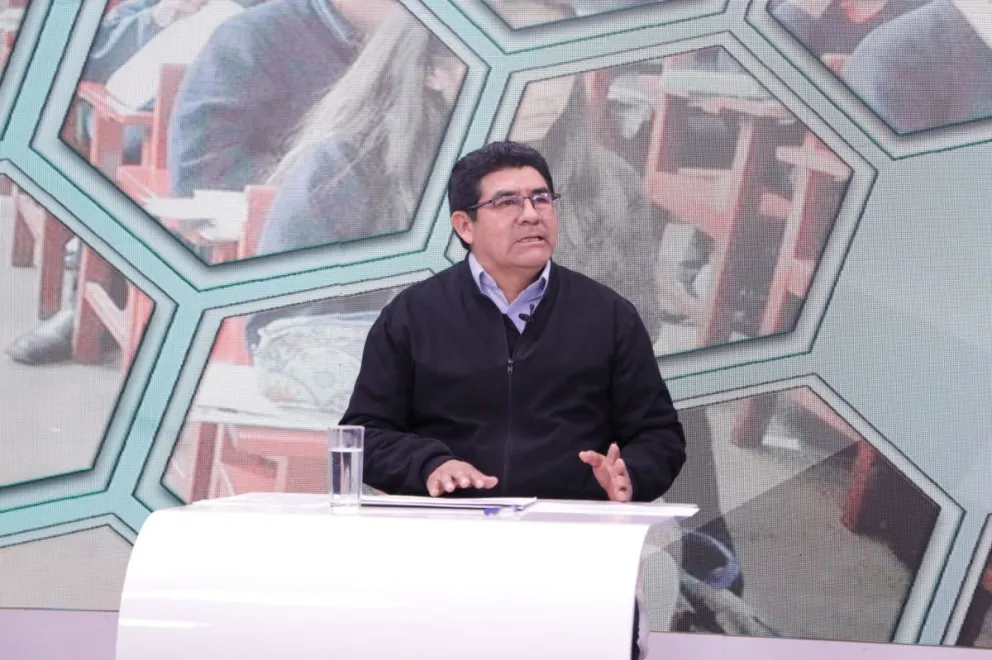 El ministro de Educación, Omar Veliz, ayer cuando hizo el anuncio. Foto: Ministerio de Educación