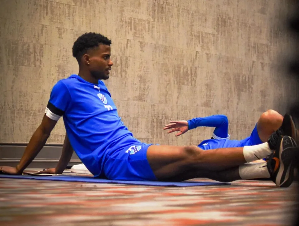 Dorny Romero en la sesión regenerativa que los celestes tuvieron en su hotel, en Santiago de Chile. Foto: CB