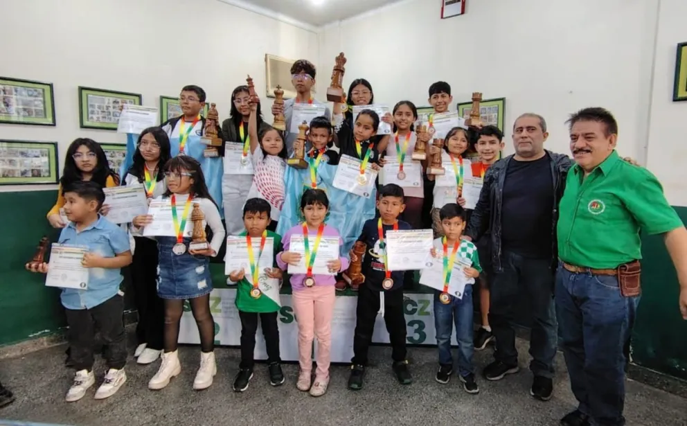La ceremonia de premiación luego del nacional disputado en Santa Cruz. Foto: Crédito: Federación Boliviana de Ajedrez