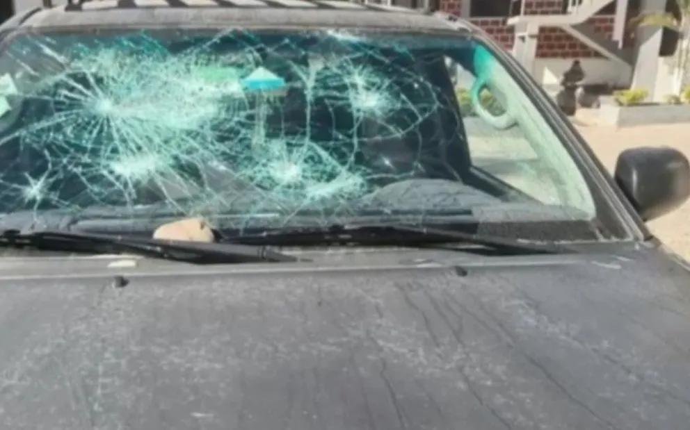 Así quedó uno de los vehículos atacados por los contrabandistas. Foto: ABI