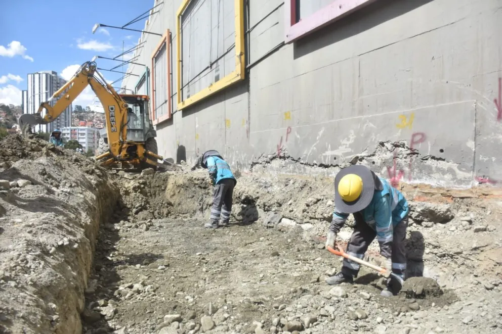 Obreros trabajar en la Av Costanera Foto: AMUN