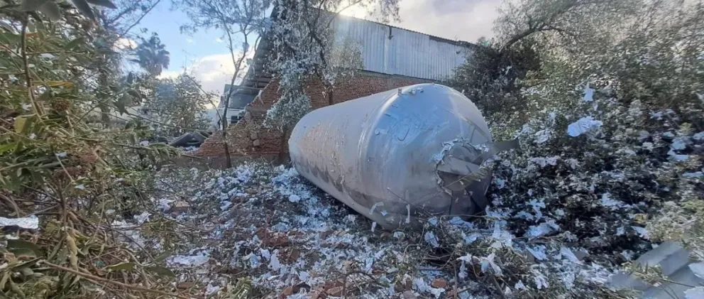 La fuerte explosión de la cisterna hizo caer muros y causó daños materiales considerables en las casas aledañas. Foto: Unitel