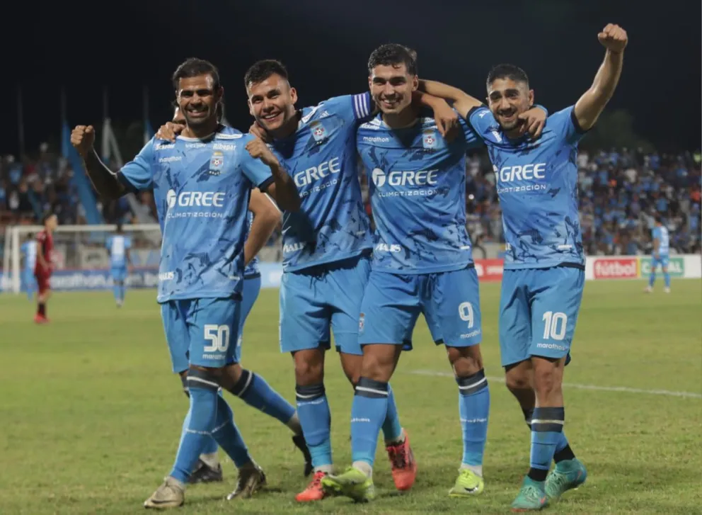 Jugadores de Blooming celebran su triunfo sobre Guabirá. Foto: Agencia Marka Registrada