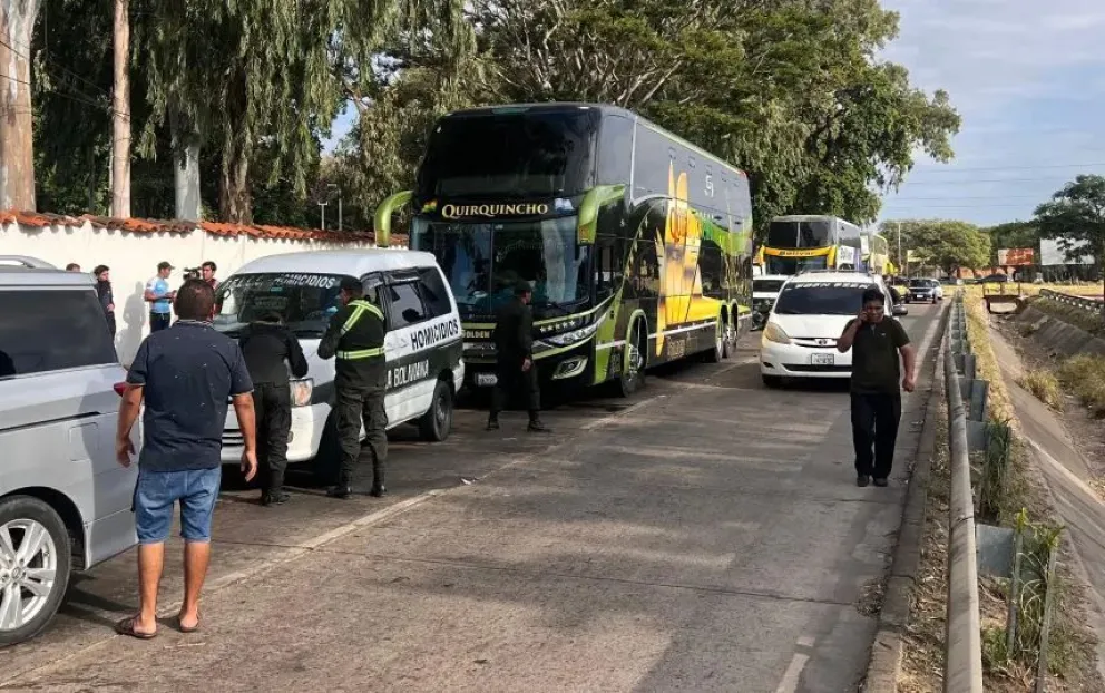Policías en el lugar donde falleció el chofer. Foto: Unitel