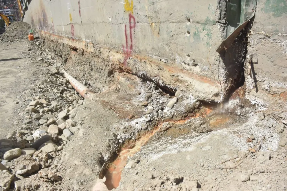 Los daños encontrados en el carril de bajada del paso por la avenida Costanera. Foto: AMUN