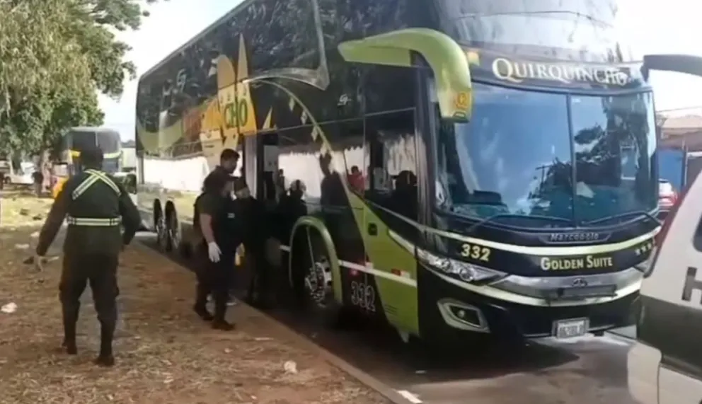 Policías en el momento que retiran el cuerpo del hombre. Foto: Captura de video