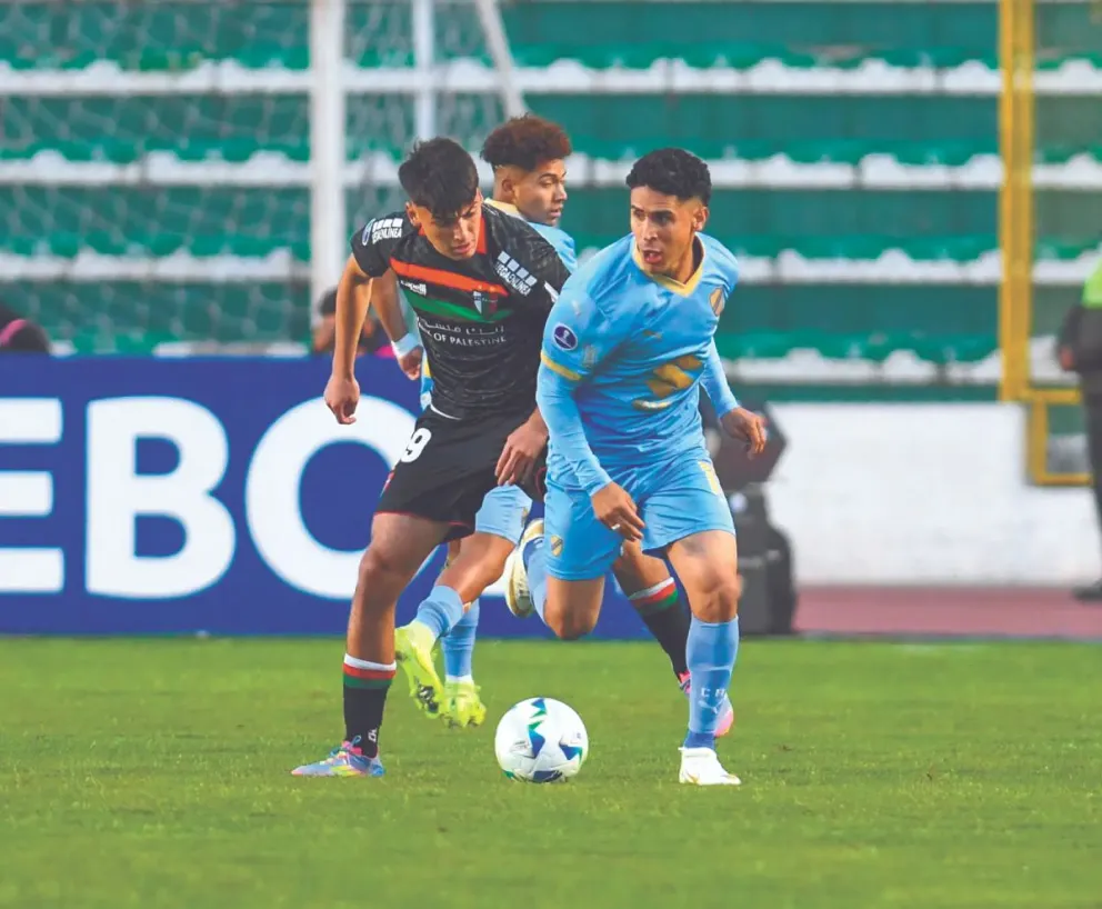 Daniel Cataño elimina a un jugador de Palestino en el compromiso de ida. Foto: APG