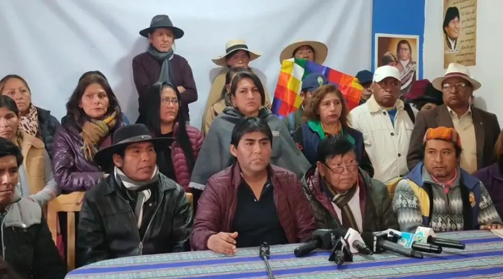 Dirigentes afines a Morales durante su pronunciamiento. Foto: RKC