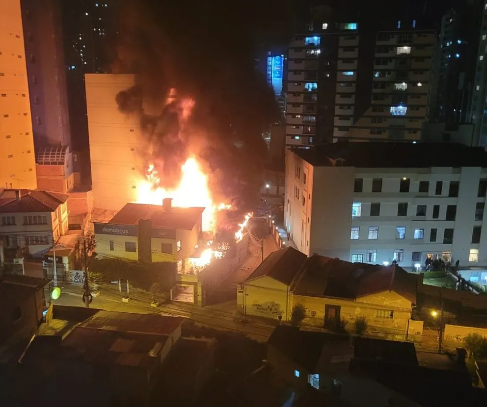 La radiación del fuego no permitía a los bomberos ingresar al edificio contiguo. Foto: RRSS