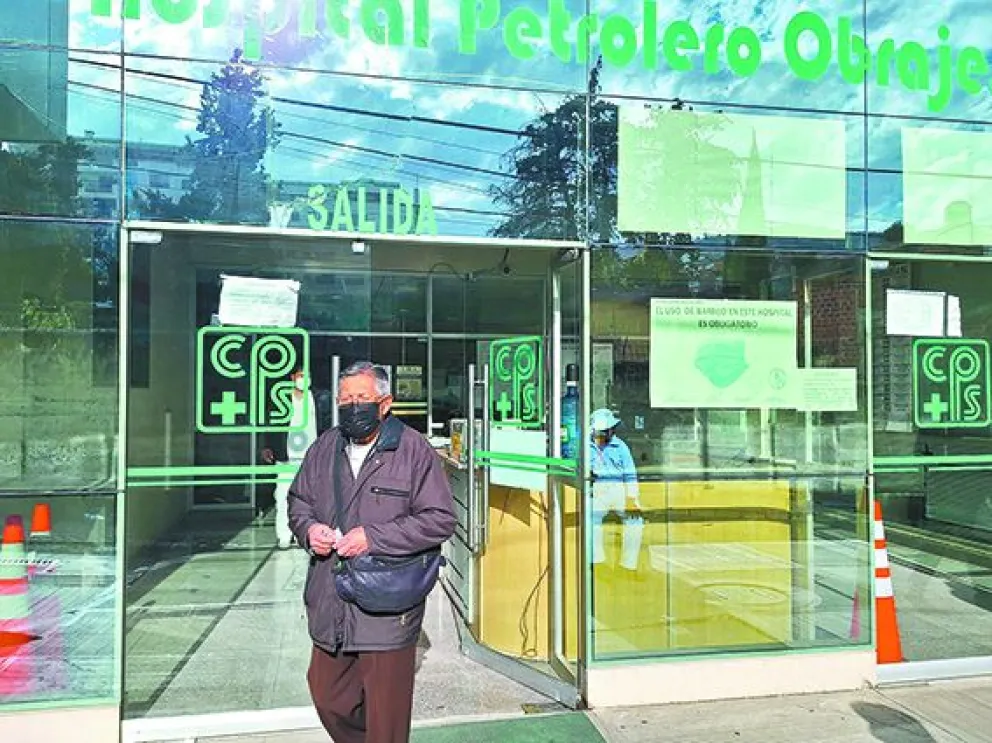 Un asegurado sale del Hospital Petrolero, ubicado en la zona de Obrajes, donde tampoco se encuentran los medicamentos. FOTO: Jorge Soruco / Visión 360