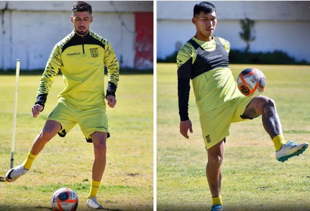 Joel Amoroso (izq.) y Jeyson Chura en el entrenamiento de este martes en el estadio Rafael Mendoza. Fotos: club The Strongest