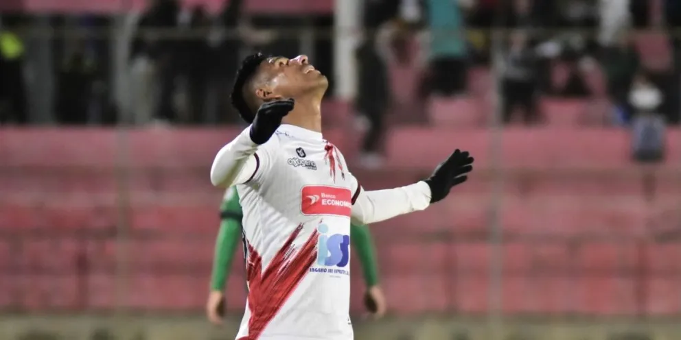 El festejo del colombiano Palacio por su gol en Tarija. Foto: APG.
