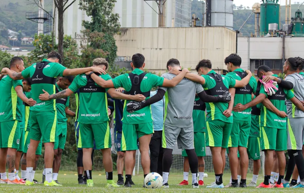 Jugadores y cuerpo técnico de San Antonio reunidos en la cancha del Instituto Nacional de Aprendizaje SENA antes de empezar la práctica del martes. Foto: club San Antonio