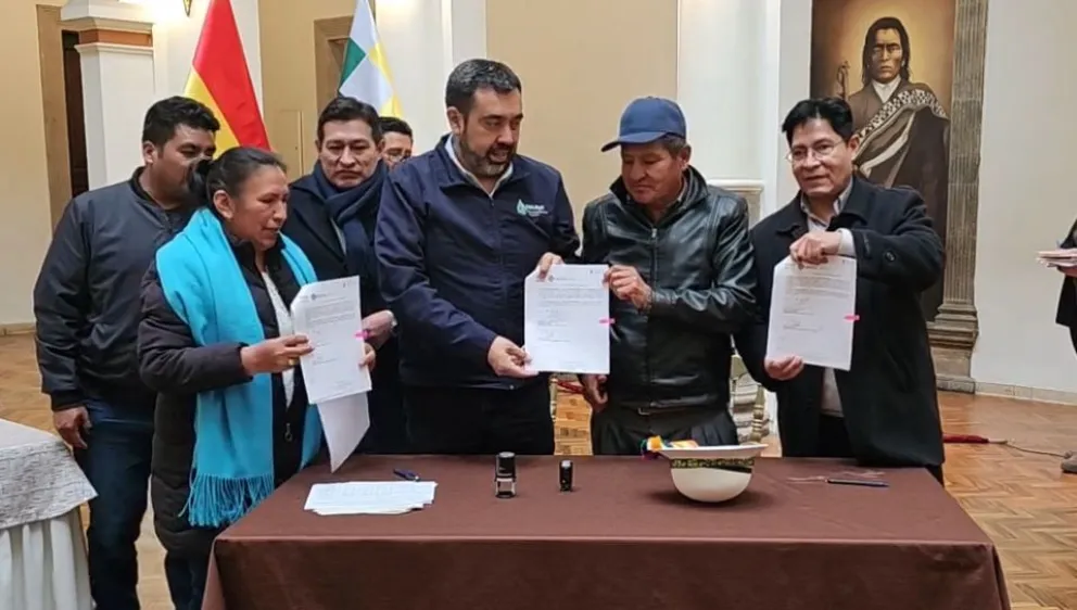 Firma del convenio, en una imagen de ABI. 