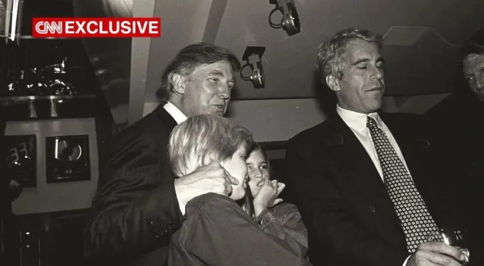 Donald Trump y sus hijos, Eric e Ivanka Trump, con Jeffrey Epstein en la inauguración del Harley Davidson Cafe en Nueva York en 1993. Foto: CNN