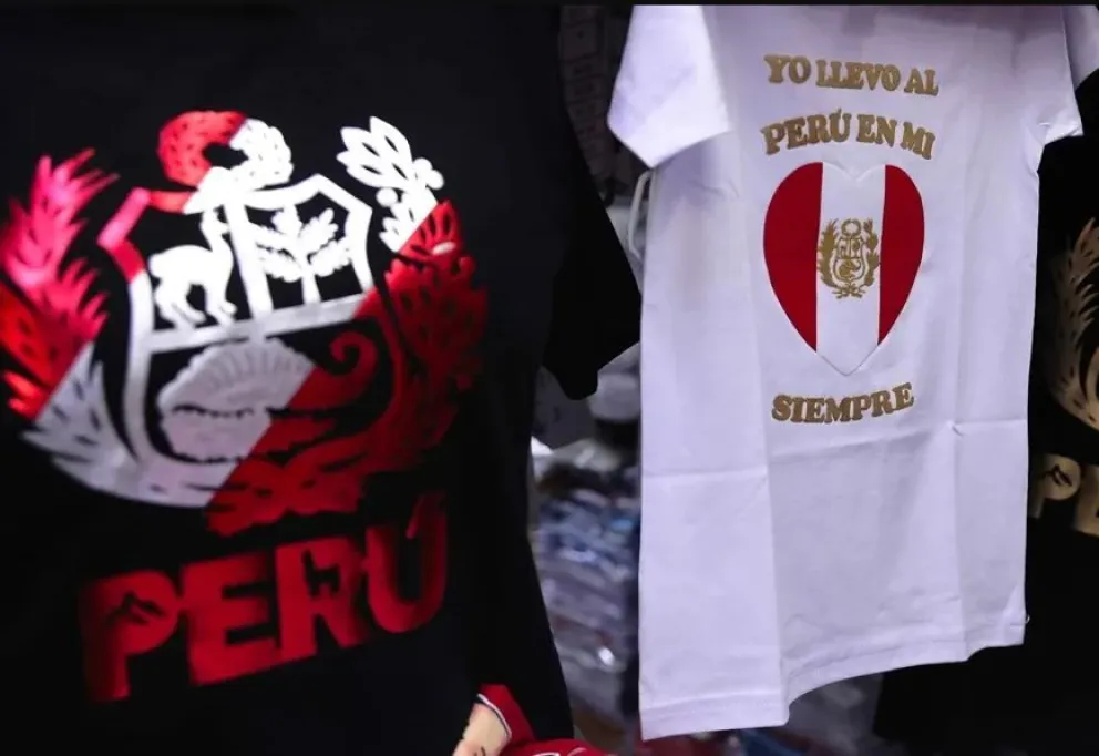 Camisetas con símbolos nacionales del Perú en la zona comercial "Gamarra", en Lima. Foto: EFE