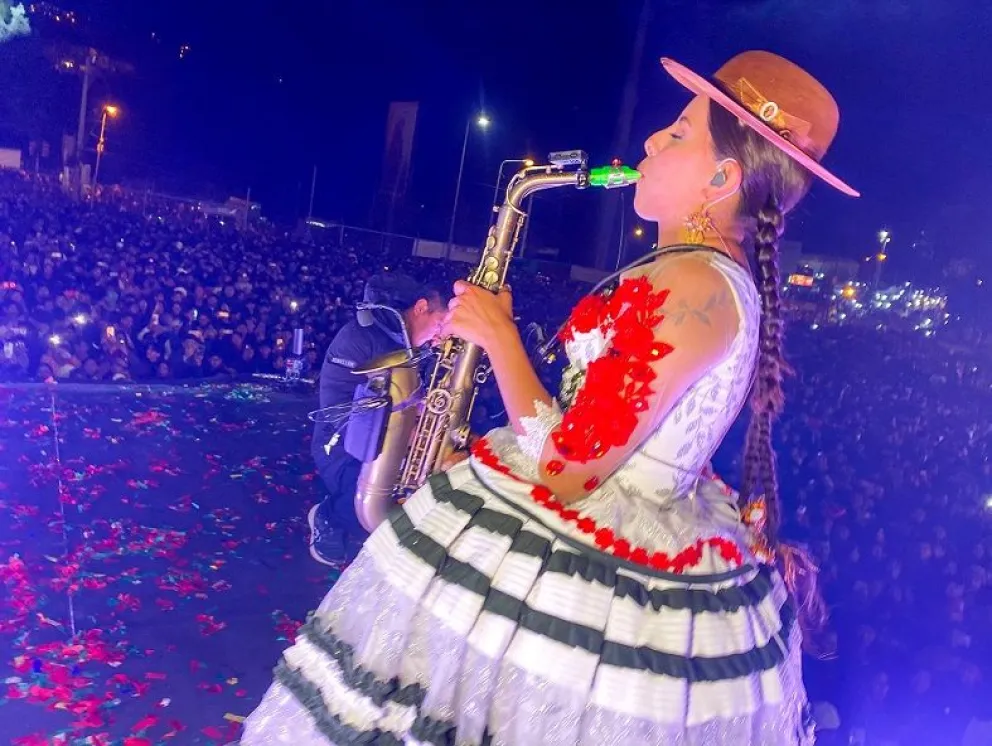 Su homenaje a La Paz, en la verbena, en el Parque Urbano Central. Foto: Facebook Lucía Cortez