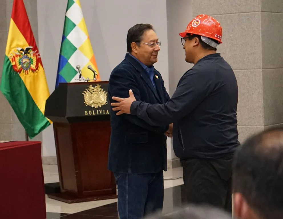 Arce saluda al nuevo ministro de Trabajo en la Casa Grande del Pueblo. Foto: APG