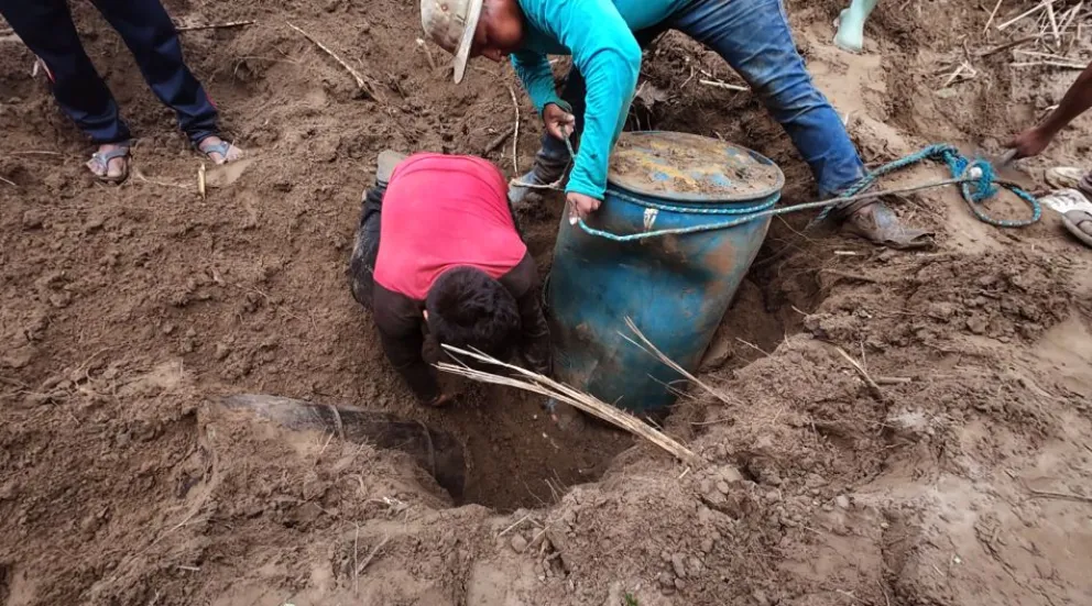 Uno de los turriles enterrados con diésel, se hallaron 5 mil litros bajo tierra en Palos Blancos en una inspección de autoridades locales para verificar minería ilegal. Foto: Fundación Solón.