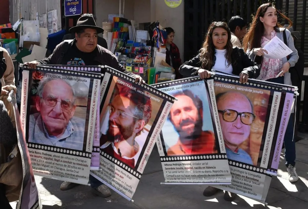 Integrantes de la Comunidad Boliviana de Sobrevivientes (CBS) sostienen pancartas durante una protesta este 16 de julio de 2025. Foto: EFE