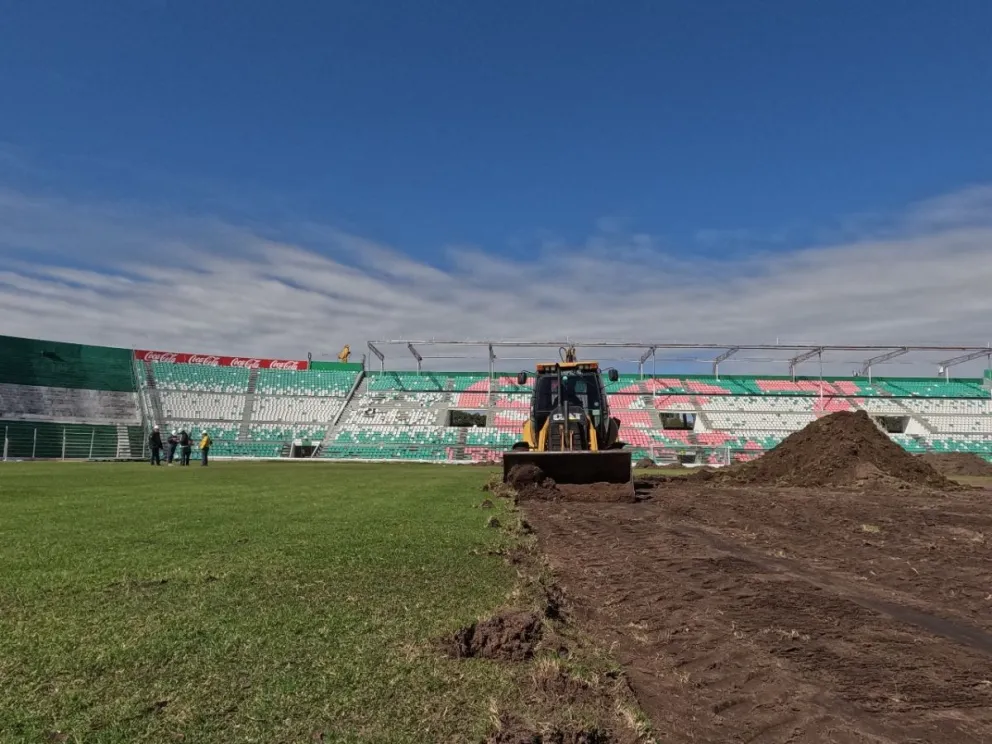 El campo de juego del estadio Tahuichi Aguilera será nuevo, ya se procedió al retiro del anterior. Foto: Gobernación de Santa Cruz. 