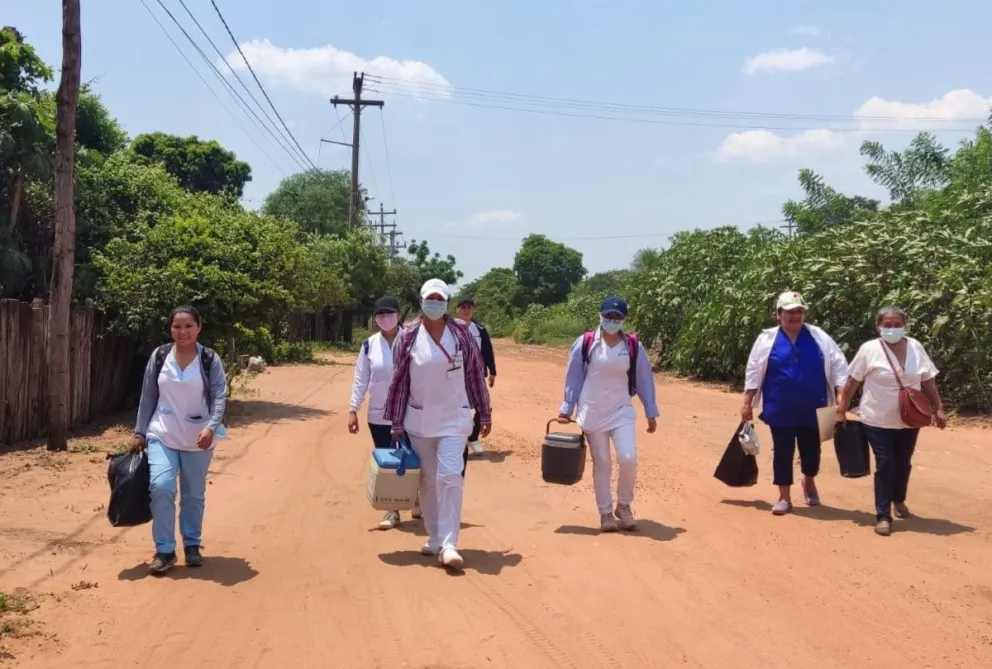 Personal del Sedes en Roboré durante una campaña  vacunación y rastrillaje ante el primer caso confirmado de coqueluche en este municipio. Foto: Sedes Santa Cruz