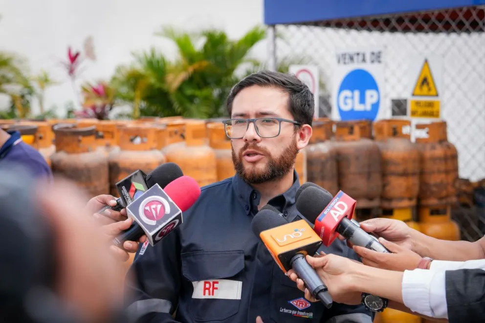 El Jefe de la Unidad Distrital Comercial Oriente de YPFB,  Luis Reque Terán de la Vega, asegura que se despacha 35 mil garrafas por día en Santa Cruz. Foto: YPFB.
