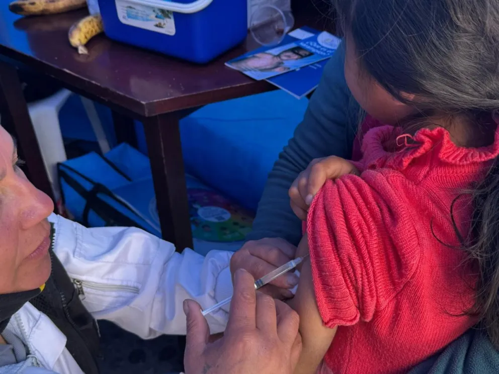 Personal de salud vacuna contra el sarampión. Foto: Ministerio de Salud