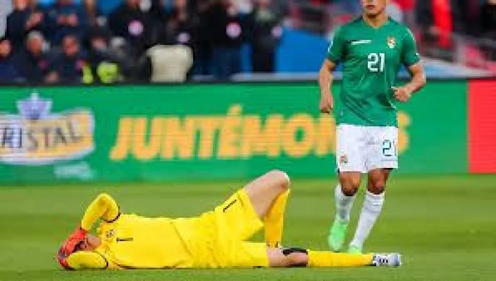 El momento que se produjo la lesión del arquero de la Verde. Foto: AD