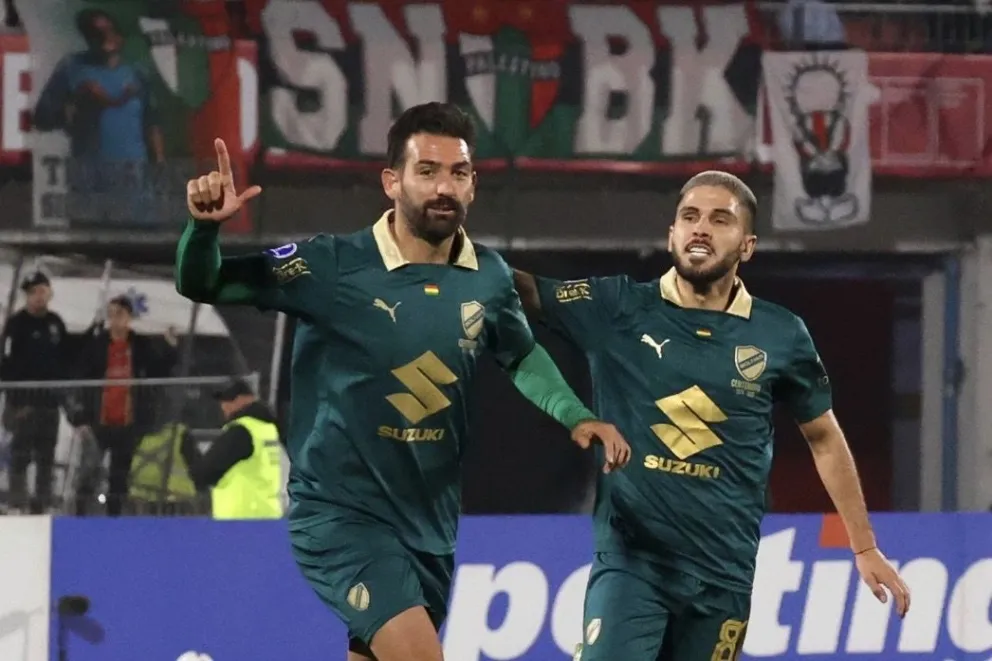 Cauteruccio (izq.) celebra su gol. Antonio Melgar se asocia al festejo. Foto: Dragomir Yankovic Photosports-APG. 