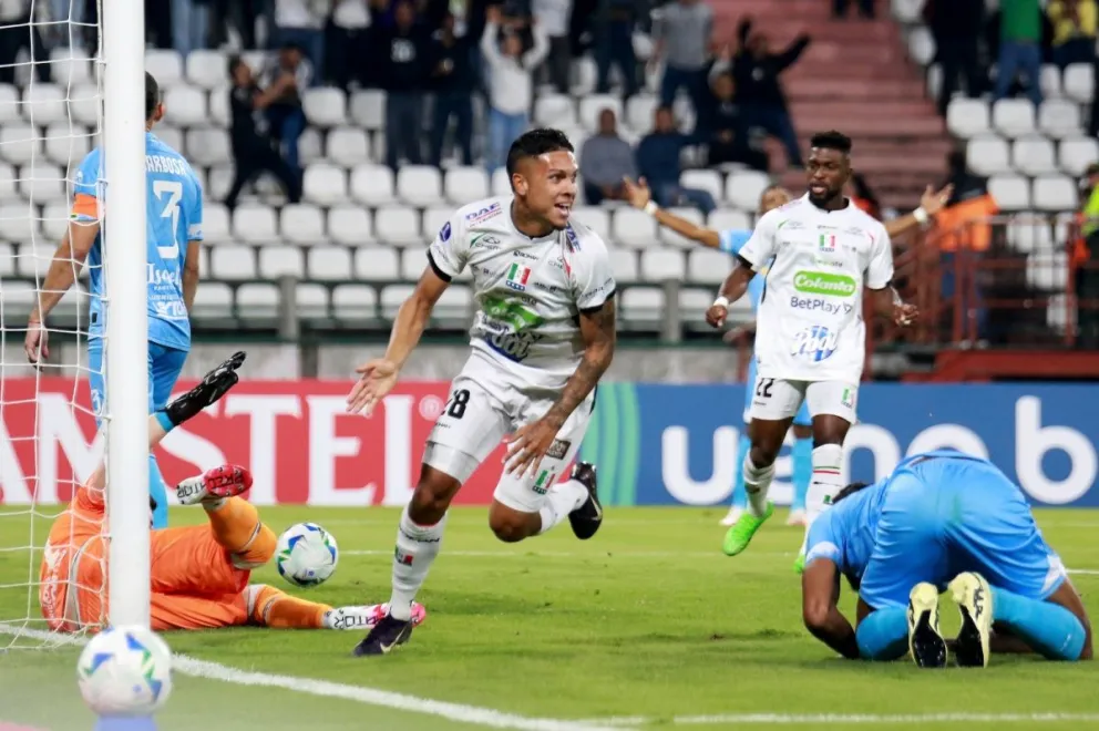 El colombiano Mateo Zuleta inicia el festejo después de convertir el segundo del Once Caldas. Foto: APG