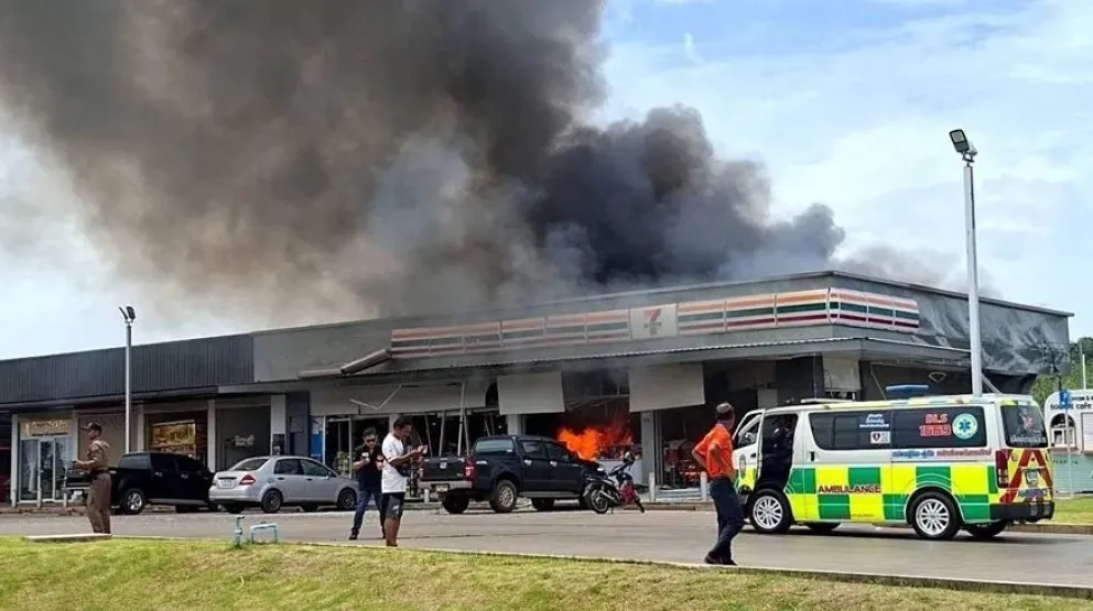 Humo del impacto de un cañón cerca de una gasolinera cerca de la frontera con Camboya. Foto: EFE / Ejército de Tailandia