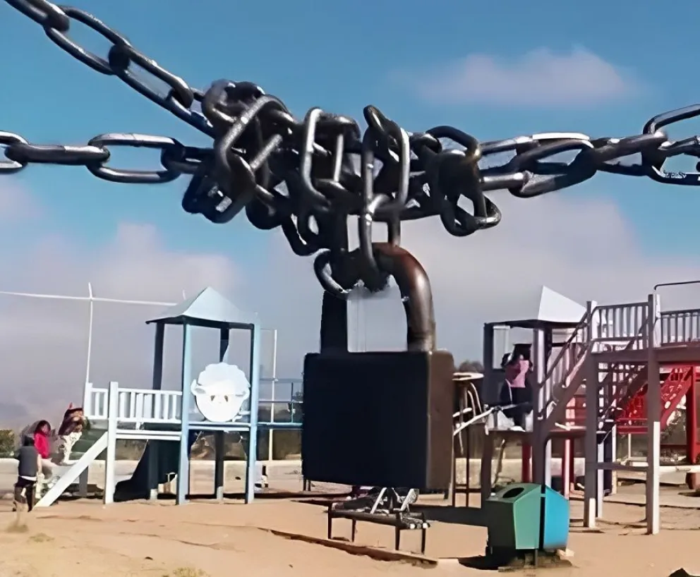 Uno de los parques intervenidos por las autoridades, el cual permanecía con candado. Foto: Captura video Óscar Sogliano