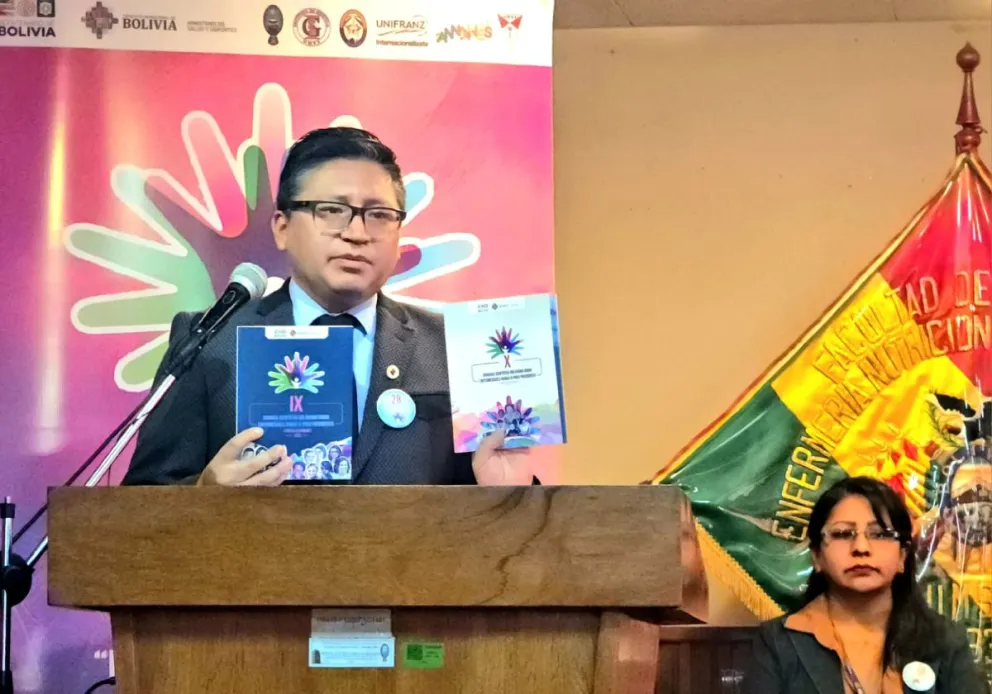 El director General de Redes de Servicios de Salud, Yecid Humacayo, presenta el estudio sobre las enfermedades raras presentes en Bolivia. Foto: Ministerio de Salud 