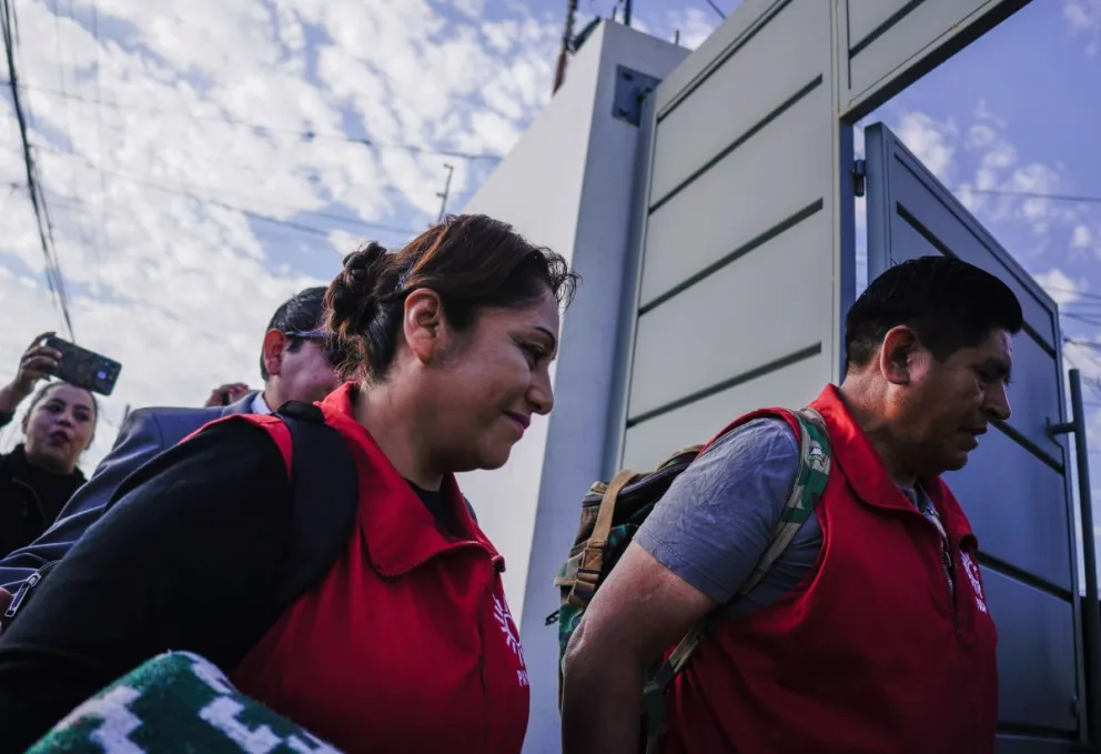 Ruth Nina ingresa con una mochila y una frazada a la Fiscalía, este jueves. Foto: APG