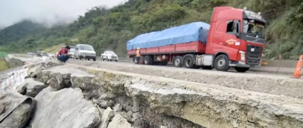 Los desperfectos en la carretera El Sillar. Foto: Periódico Opinión