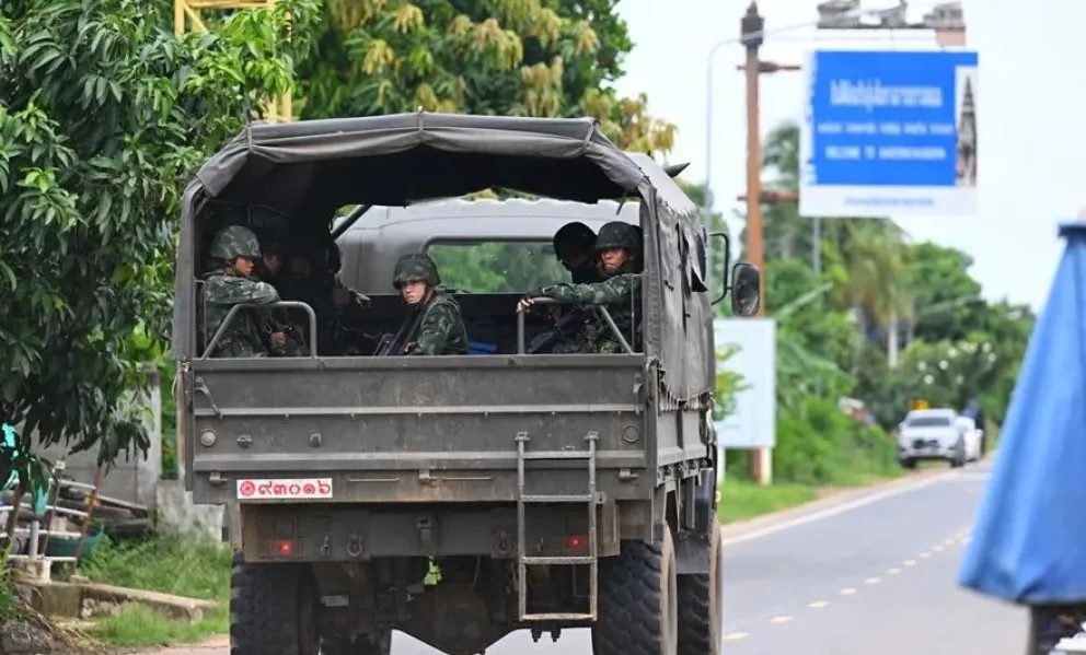 Un camión del ejército transporta tropas en medio de enfrentamientos entre soldados tailandeses y camboyanos. Foto: EFE