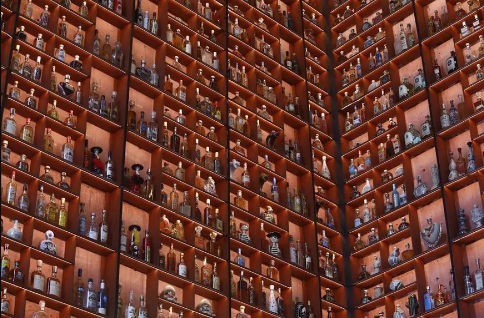 Una colección de botellas de tequila en TequilaLab de la ciudad de Guadalajara, México. Fotos: EFE