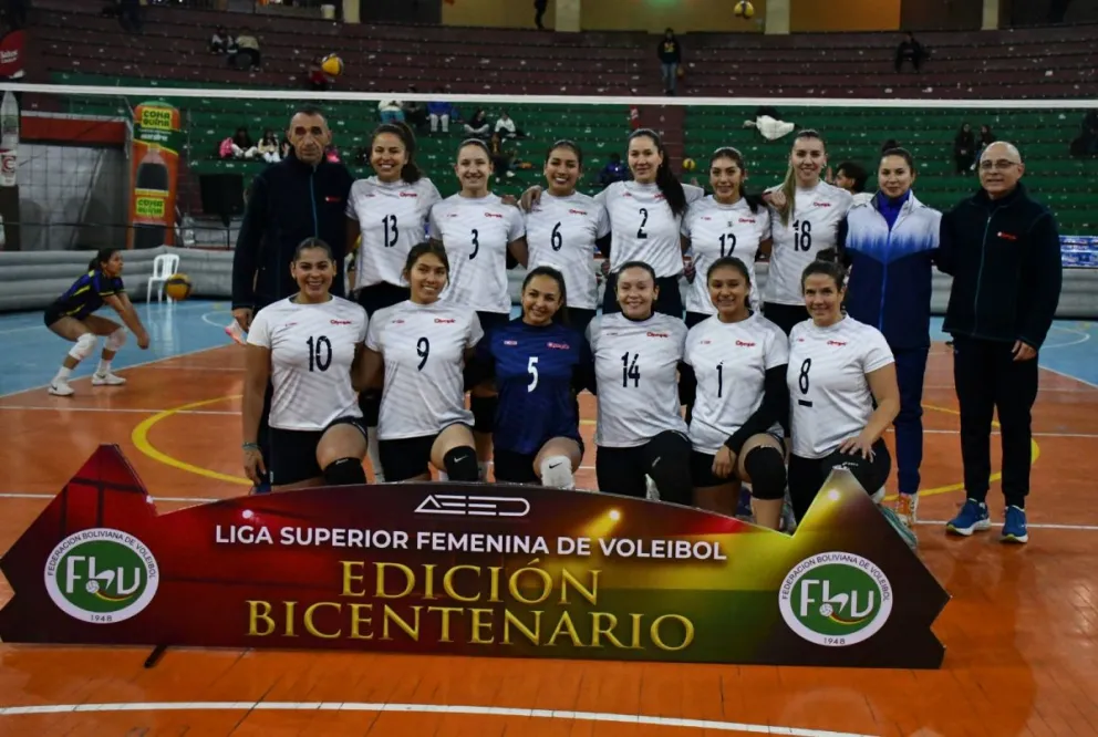 Plantel de Olympic de Cochabamba en la previa del partido contra San Martín. Foto: APG