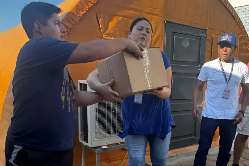 La entrega de las papeletas este viernes en Santa Cruz. Foto: Unitel