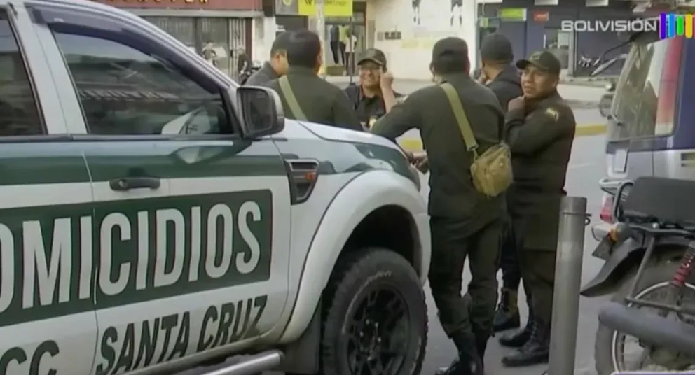 Policías durante la investigación del asesinato de la librecambista. Foto: Captura de video