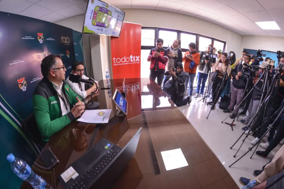 José Antonio Claure, izquierda, explica junto al funcionario de todotix el operativo para la venta de entradas. Foto. Agencia Marka Registrada